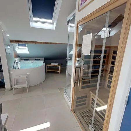 Апартаменты Nid Bien-etre Sous Les Toits - Jacuzzi, Sauna Et Ambiance Cocooning *